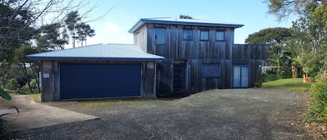 Full house picture seen upon entering the property, parking is to the right side