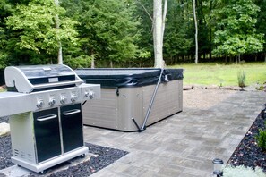 Hot Tub/ Gas Grill on Your Private Patio and Yard Space