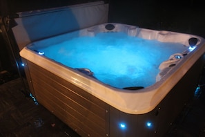 6 Person Hot Tub w/Lounger - Hot Tub Towels Provided for Your Convenience
