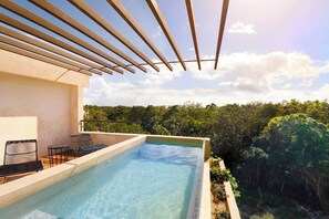 Pool & Jungle view