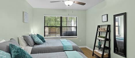 0. Queen bed and double bed. Fits 4 people