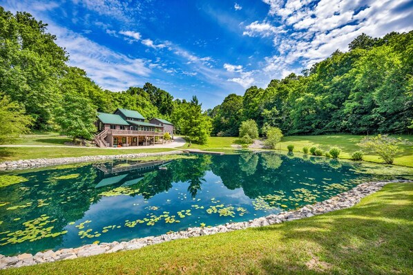 This scene truly captures the essence of calm and relaxation.