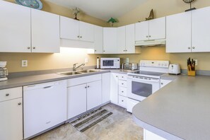 Kitchen | Coffee Maker | Blender | Toaster Oven | 1,065 Sq Ft