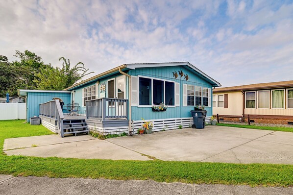 Surfside Beach Vacation Rental | 3BR | 2BA | 4 Steps Required | 900 Sq Ft