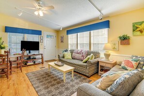 Living Room | Single Story | Queen Sleeper Sofa | Free WiFi | Central A/C & Heat