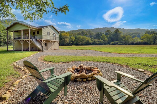 Purlear Vacation Rental | 1BR | 1BA | Stairs Required | 816 Sq Ft