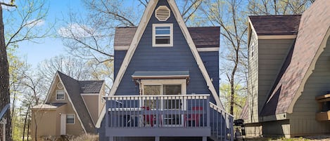 Welcome to our Dog & Family Friendly Cabin on Table rock Lake! Quiet Trees views