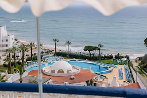 Pool view and sea view