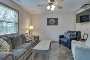 Living Room | Free WiFi | Smart TV | Central A/C | Queen Sleeper Sofa