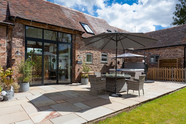 Al fresco dining on the terrace