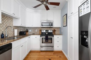 Fully Stocked Kitchen w/ Stainless Steel Appliances