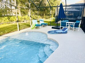 Private pool, sun shelf with bubbler