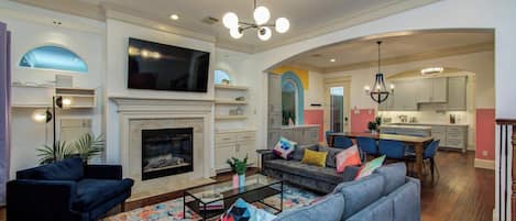 This is open-concept living at its best! Whether you prefer the living room, dining room, or kitchen, you don’t need to compromise on socializing!
