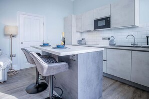 No. 6 Croft House - 1 Bedroom Apartment - Tenby (22714)