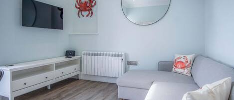 No. 6 Croft House - 1 Bedroom Apartment - Tenby (22715)