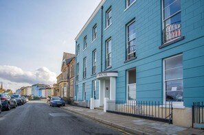 No. 6 Croft House - 1 Bedroom Apartment - Tenby (22744)