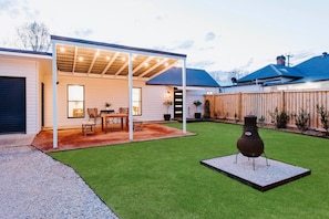 There’s a lush leafy lawn and outdoor fireplace attached to the granny flat. Dine alfresco by the warmth of the fire while taking in the crisp country air.
