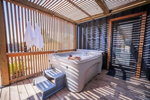 Outdoor spa tub