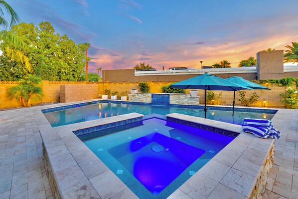 Huge Hot tub to fit the whole crew! Hot tub heat included