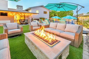 Relax and enjoy a bevarage by the fire pit. Maybe catch an Arizona sunset here