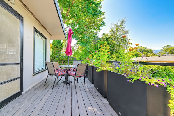 Grants Pass Vacation Rental | 3BR | 2BA | Stairs Required | 1,420 Sq Ft
