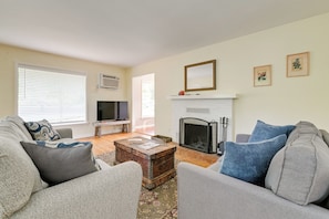 Living Room | Smart TV | Wood-Burning Fireplace (BYOW) | Free WiFi
