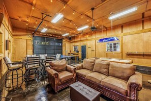 Detached Game Room, Living area