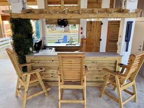 Tiki Bar - cook, drink and play with friends.