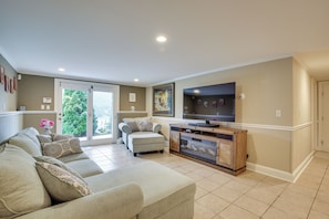 Living Room | Sleeper Sofa | Electric Fireplace | Free WiFi | Smart TV