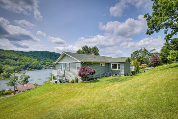 New Fairfield Vacation Rental | 1BR | 1BA | 710 Sq Ft | 1 Half Step to Enter