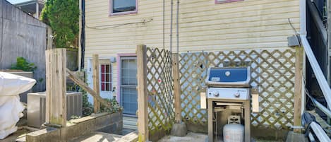 Washington Vacation Rental | 1BR | 1BA | 3 Exterior Steps Required to Enter