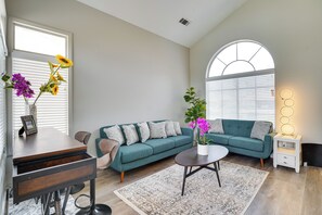 Living Area | Laptop-Friendly Workspace | Smart TV | Free WiFi