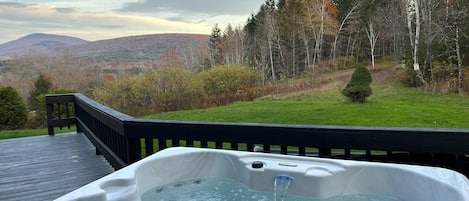BRAND NEW PRIVATE OUTDOOR HOT TUB!