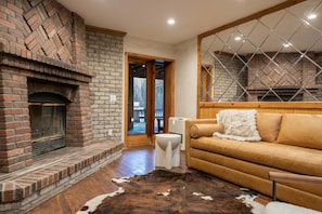 New Outdoor Hot Tub | 1 Bedroom Luxury Suite!