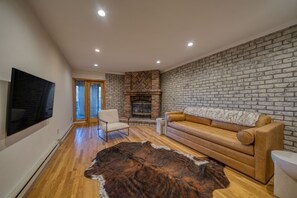 New Outdoor Hot Tub |  1 Bedroom Luxury Suite!