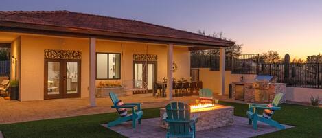 Private Backyard | Fire Pit | Gas Grill