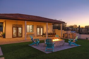 Private Backyard | Fire Pit | Gas Grill