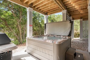 WE17: Benders Beach Bungalow | Hot Tub and Grilling Area