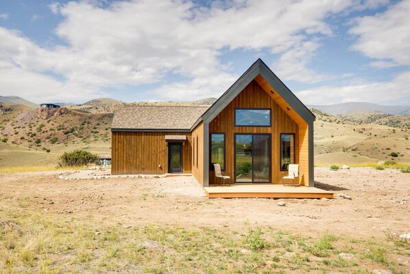 Emigrant Vacation Rental | 2BR | 1.5BA | 1,000 Sq Ft | Small Step for Access