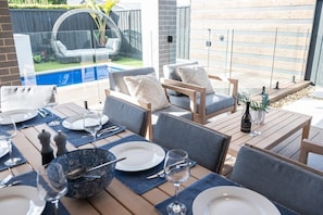 Covered outdoor area with BBQ, 8 seater outdoor setting and lounge