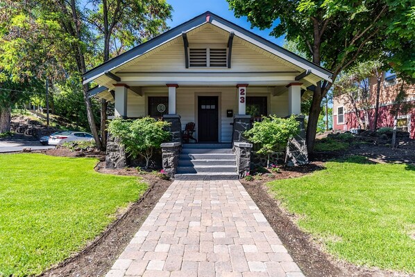 Charming downtown Bend NW Louisiana, hot tub, quiet neighborhood