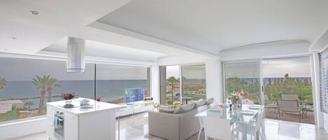 Apt. Thalia, Beautiful and Luxury 2BDR Beachfront Protaras Apartment.