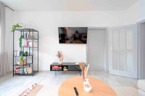 Bücherregal und Smart TV im Wohnzimmer 