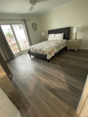 Master bedroom queen bed