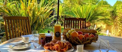 Petit déjeuner en terrasse