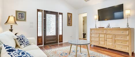 New Orleans Vacation Rental | 2BR | 1BA | 591 Sq Ft | Outdoor Staircase to Enter