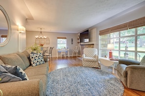 Living Room | Smart TV | Fireplace | Central Heating & A/C | Free WiFi