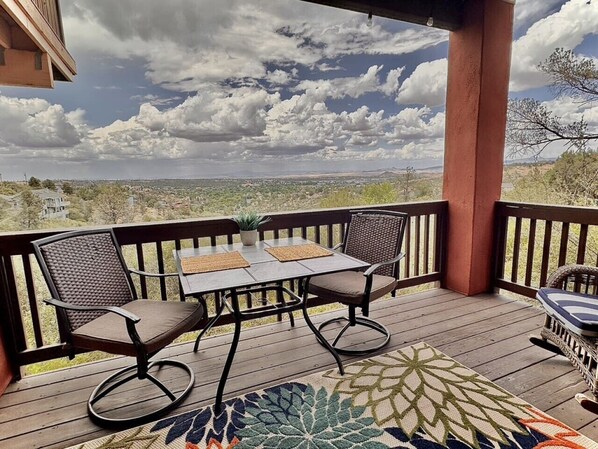 Outdoor seating with views on the sanfransisco peaks