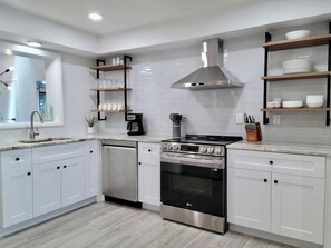 Main kitchen with all the essentials needed to prepare a delicious meal morning, noon or night!