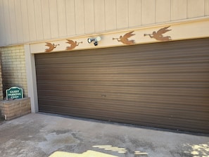 PARKING FOR GUESTS ONLY